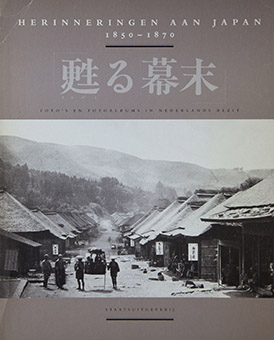 Herinneringen aan Japan, 1850-1870 : foto’s en fotoalbums in Nederlands bezit = “Yomigaeru bakumatsu” by Prentenkabinet van de Rijksuniversiteit Leiden